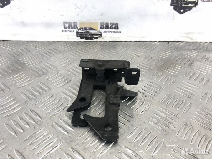 Крючок капота Mercedes-Benz E-class