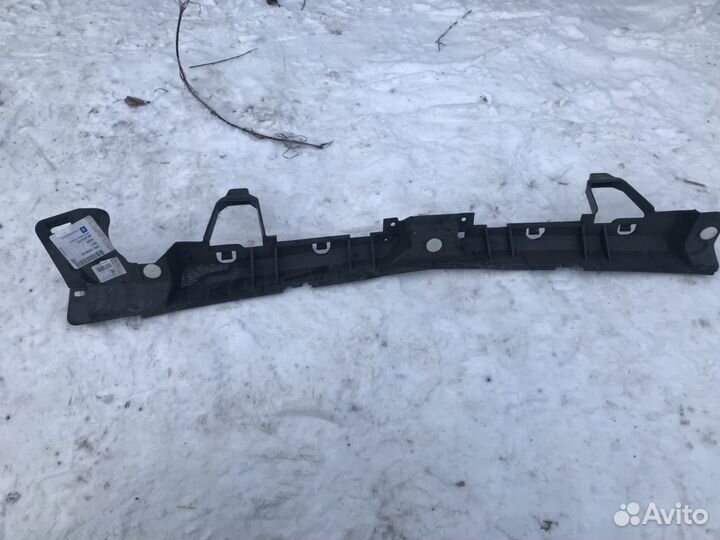 Направляющая заднего бампера центральная Astra-J