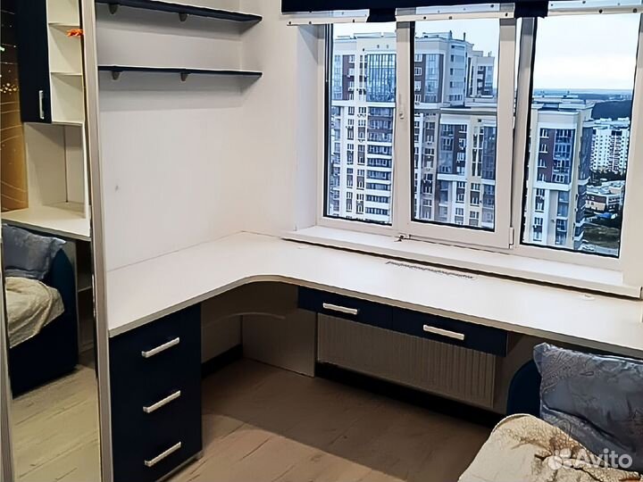 Детская рабочая зона у окна для двоих