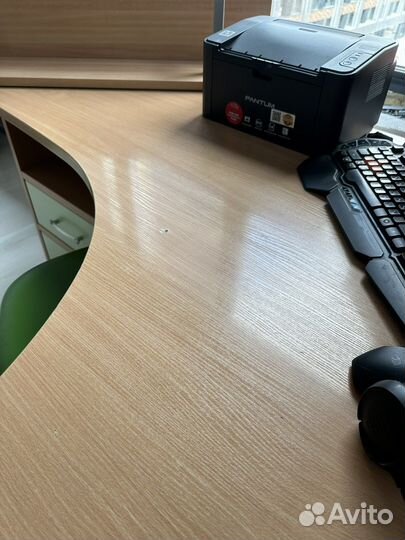 Угловой письменный стол с полкой и креслом