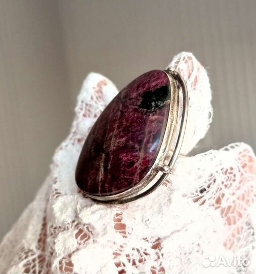 Кольцо с натуральным крупным камнем