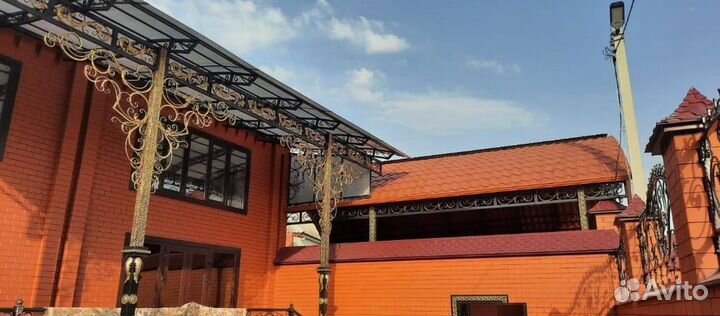 Кованый козырек над крыльцом