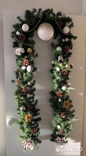 Еловая ветка гирлянда, украшенная, бело-золотая