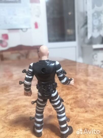 Фигурка заключённый полицейский