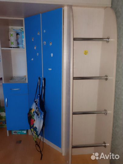 Кровать-чердак со столом и шкафом