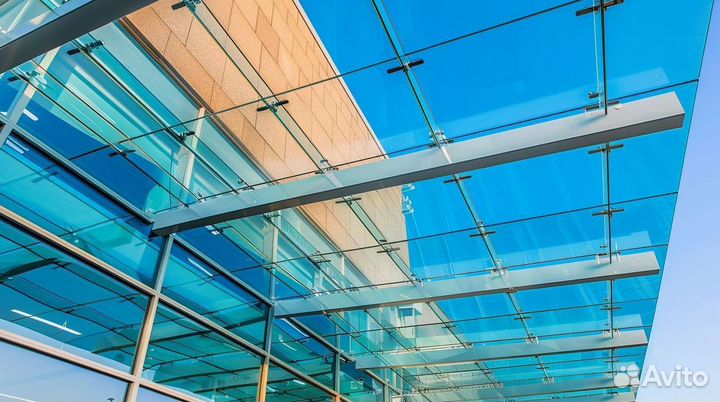 Стеклянный навес над входной дверью