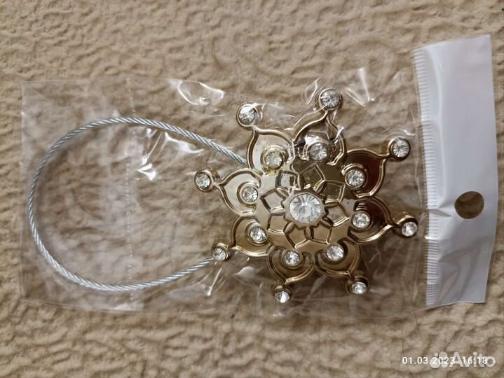 Клипса для штор со стразами на магните