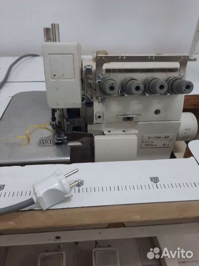 Оверлок промышленный 4х ниточный 12т.р