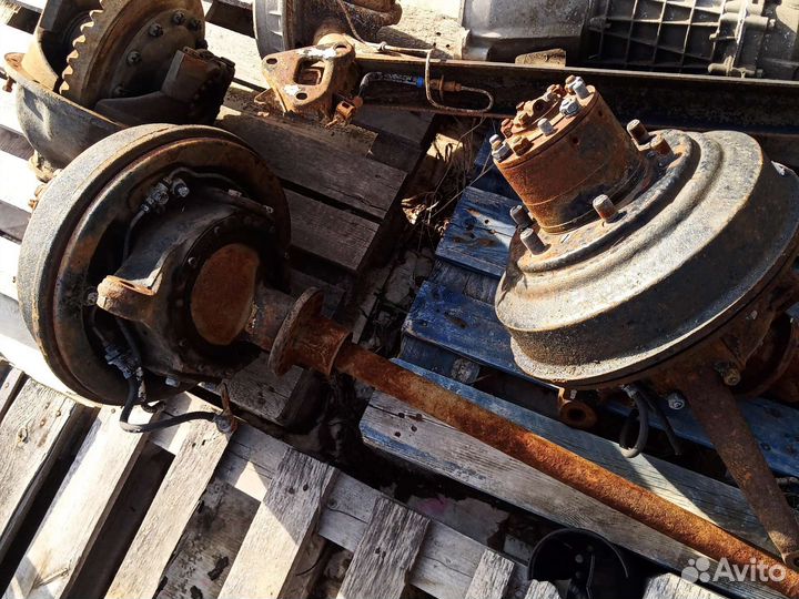 Поворотный кулак в сборе левый, короткий газ 66