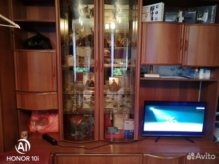 Стенка.,стол, диваны