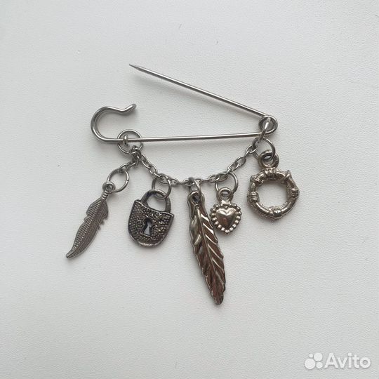 Брошь-булавка с декоративными элементами