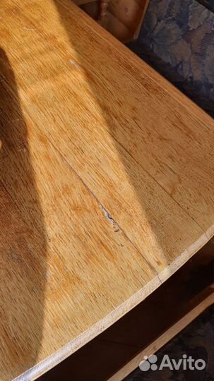 Кухонный уголок: обеденный стол и диваны из дуба