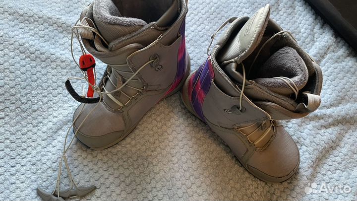 Сноуборд с креплениями и ботинками