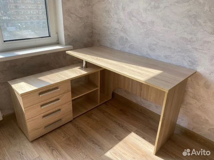 Угловой письменный стол