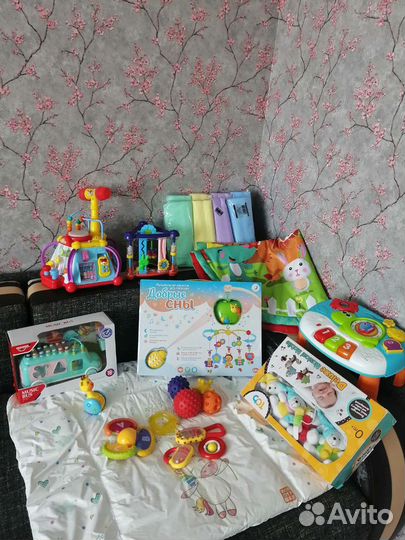 Пелёнки и игрушки для малышей