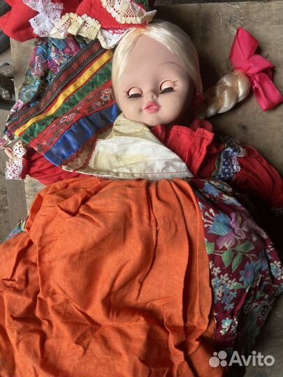 Красивая кукла