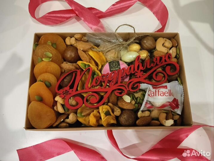 Коробочки с сухофруктами и орехами