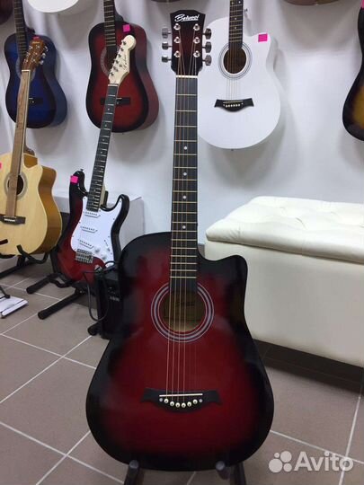 Акустическая гитара красно-глянцевого цвета