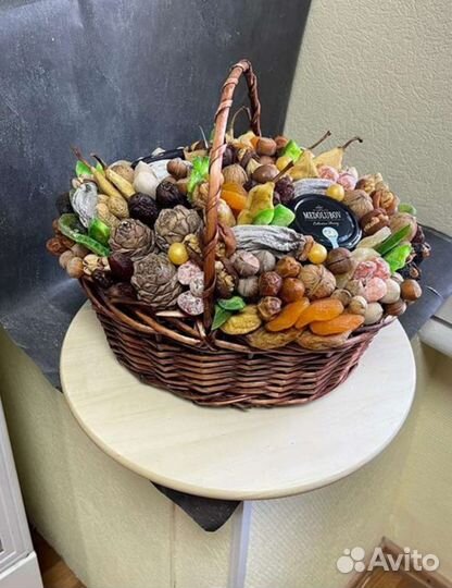 Подарочный набор из сухофруктов, орехов и фруктов