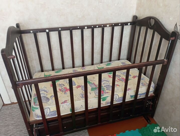 Детская кроватка с маятником, матрасом и ящиком