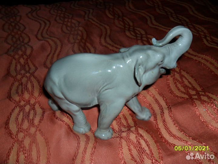 Продам фарфоровую статуэтку слон