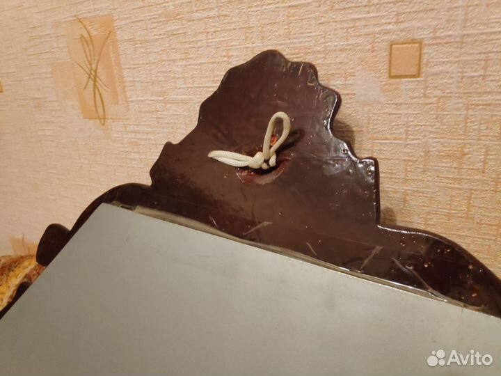 Зеркало в деревянной резной рамке