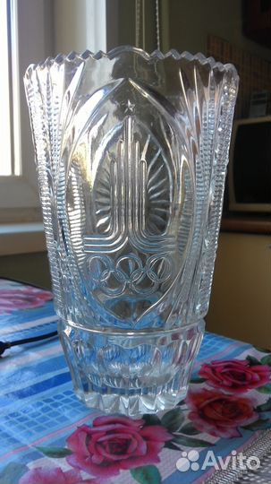 Продам хрустальную вазу с историей спорта, символи
