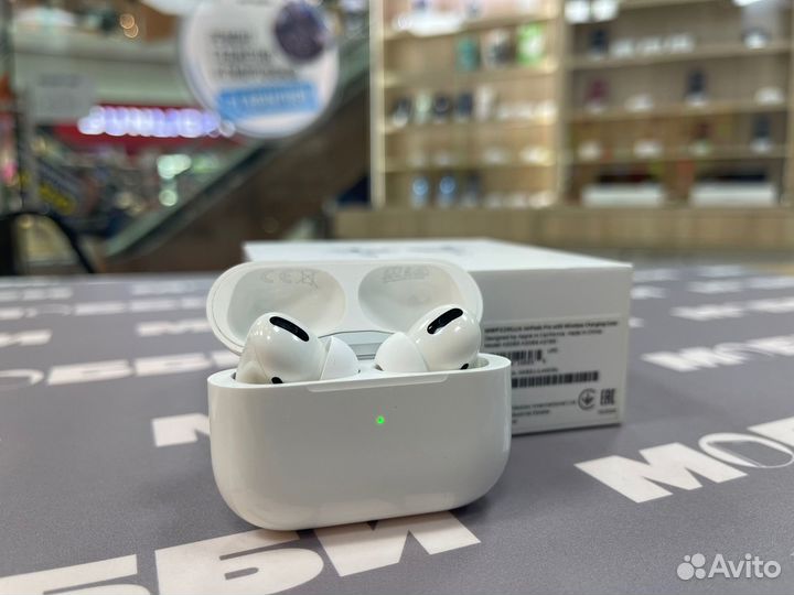 Apple AIrPods Pro with Wireless Charging Case