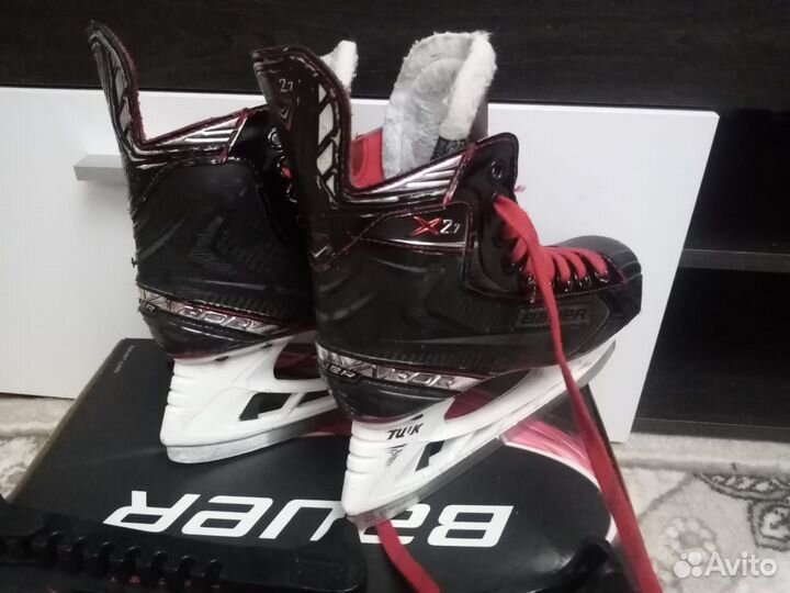 Нагрудник и коньки