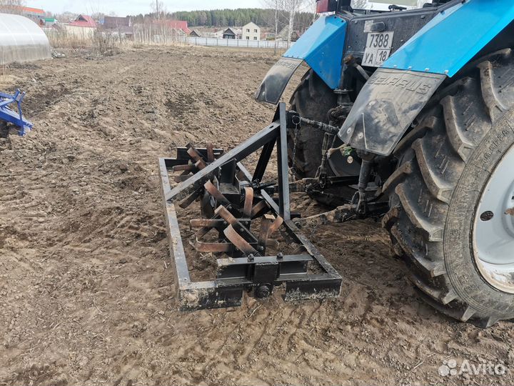 Вспашка земли трактором