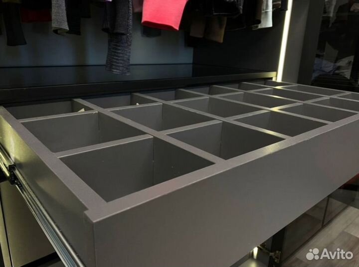 Шкаф со стеклянными дверцами