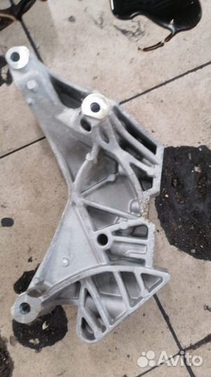 Кронштейн двигателя Volkswagen Jetta 6 седан 1.8