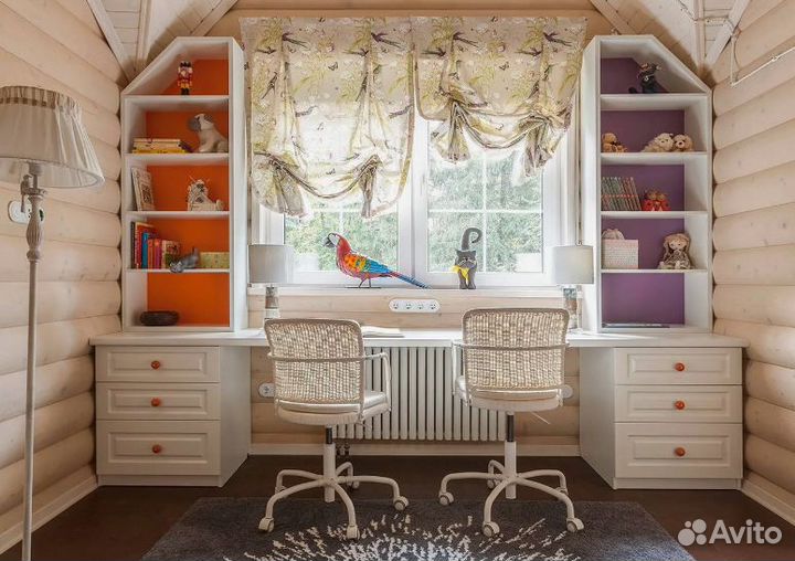 Детская рабочая зона у окна на заказ