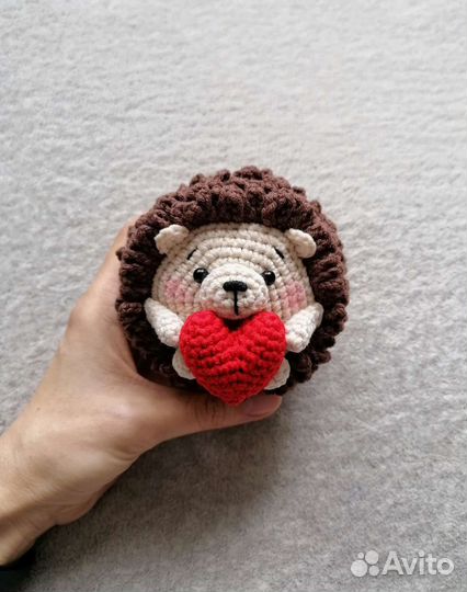 Вязаный ёжик с сердечком
