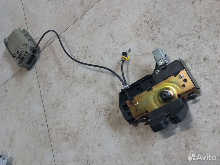 Замок крышки багажника на(7 мест) Volvo XC90