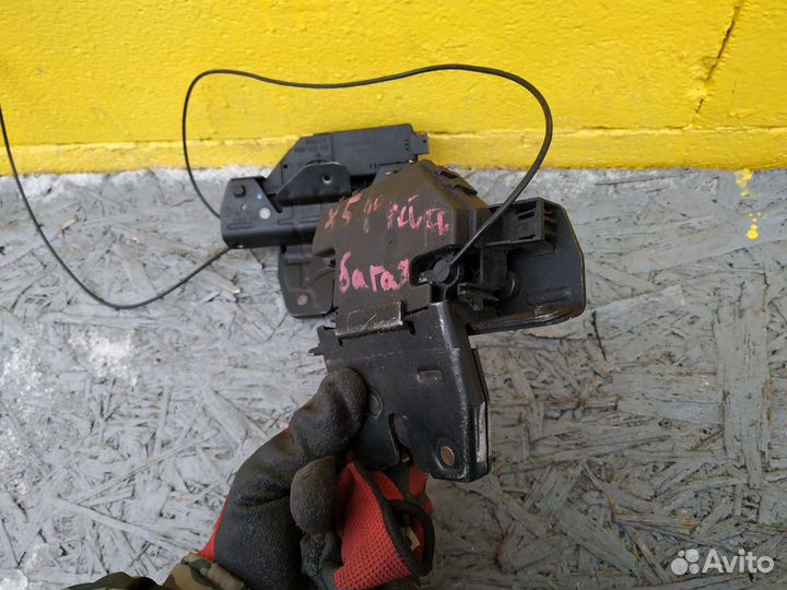 Бмв е53 х5 замок багажника
