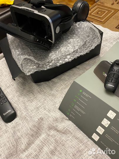 Виртуальные очки с джойстиками