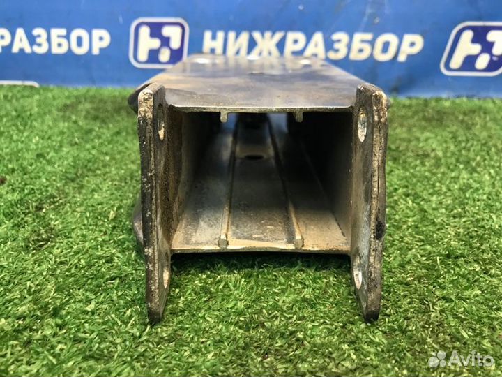 Кронштейн усилителя бампера передний правый