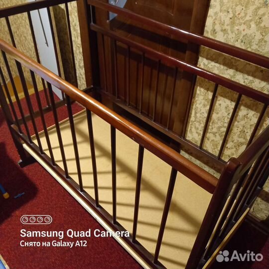 Детская кроватка с маятником