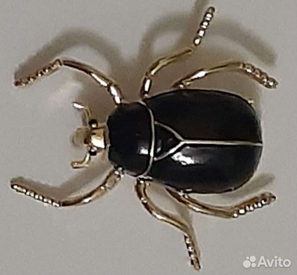 Брошь в виде жука