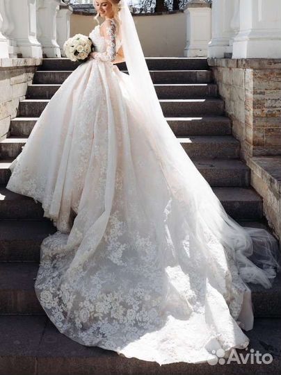 Свадебное платье 42-44 новое+шлейф Италия
