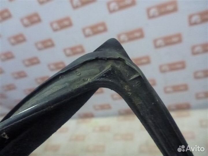 Уплотнительная резинка стекла задняя левая Land