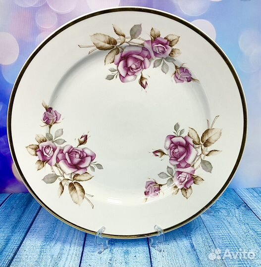 Большое блбдо с рисунками роз и золотой каймой