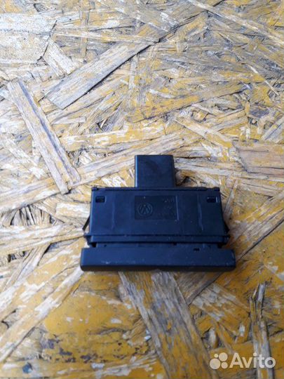 Кнопка аварийной сигнализации Volkswagen Passat B7