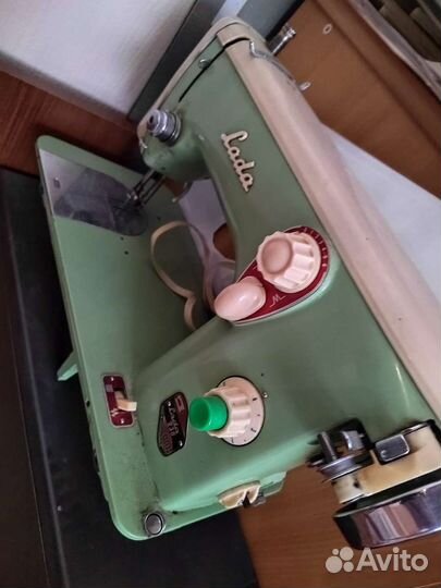 Швейная машина LADA