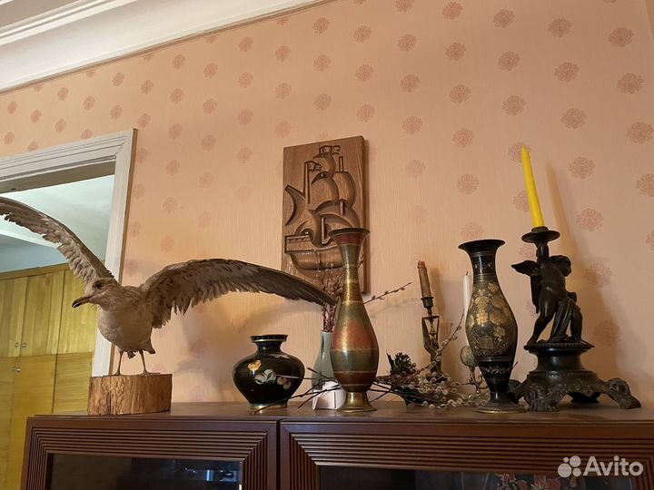 Статуэтка орла, вазы металлические, подсвечники