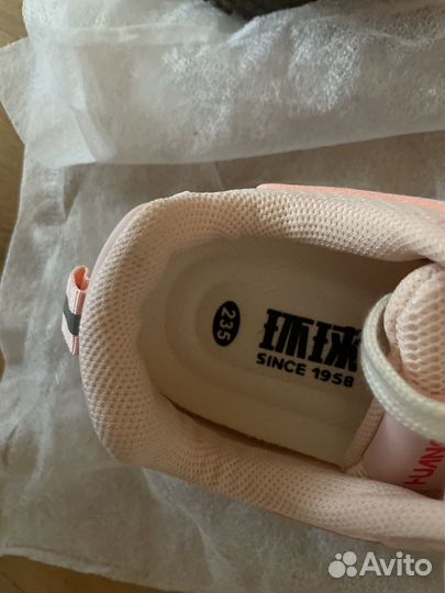 Кроссовки женские