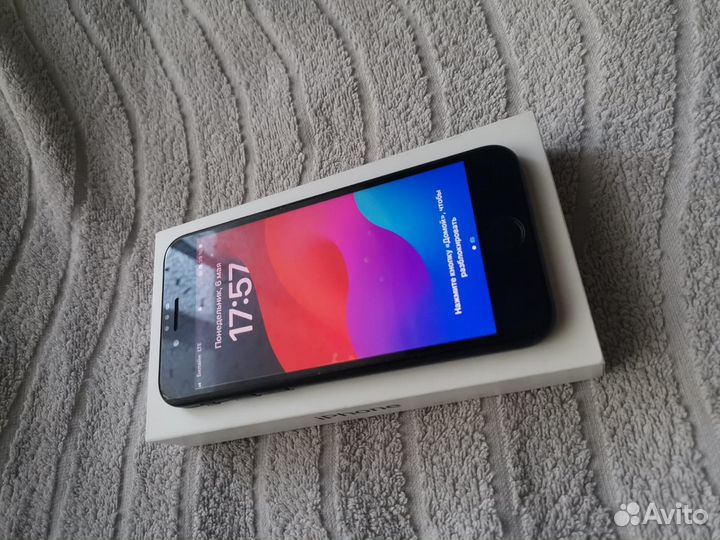 iPhone SE, 64 ГБ