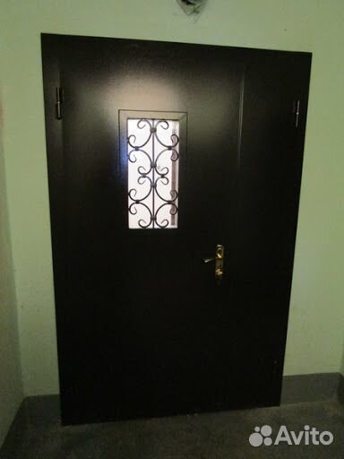 Тамбурная дверь на этаже