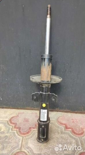 Стойка передняя Рено Дастер